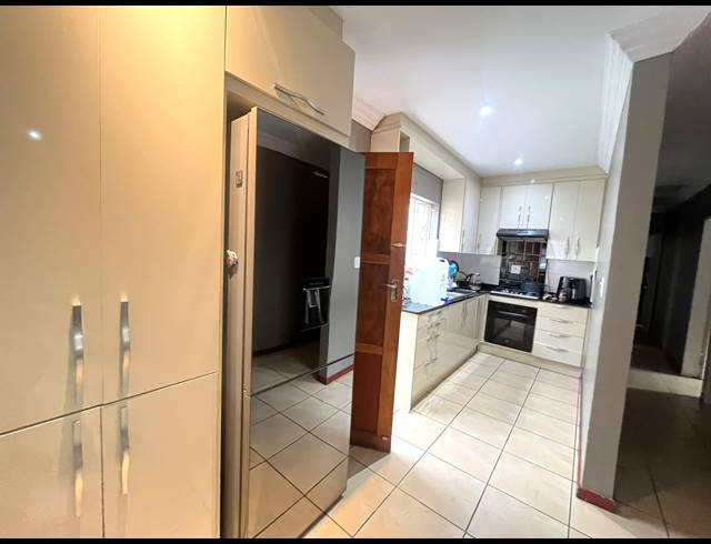 3 BEDROOM TOWNHOUSE FOR SALE IN BENDOR